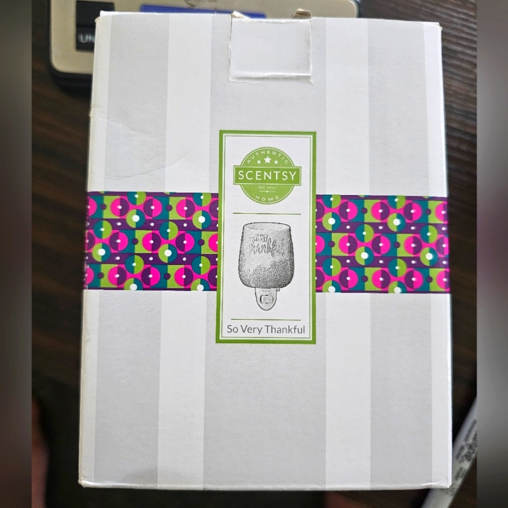 New Scentsy  So Very Thankful Warmer  New in the box White